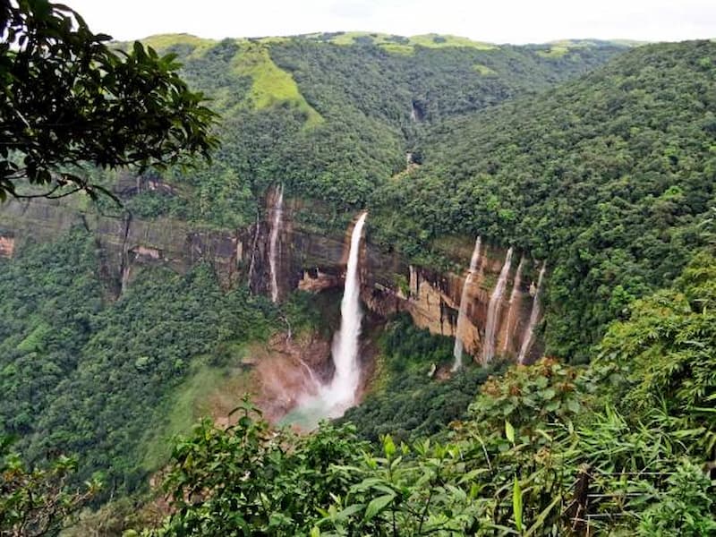 5 scenic waterfalls in Meghalaya to Visit