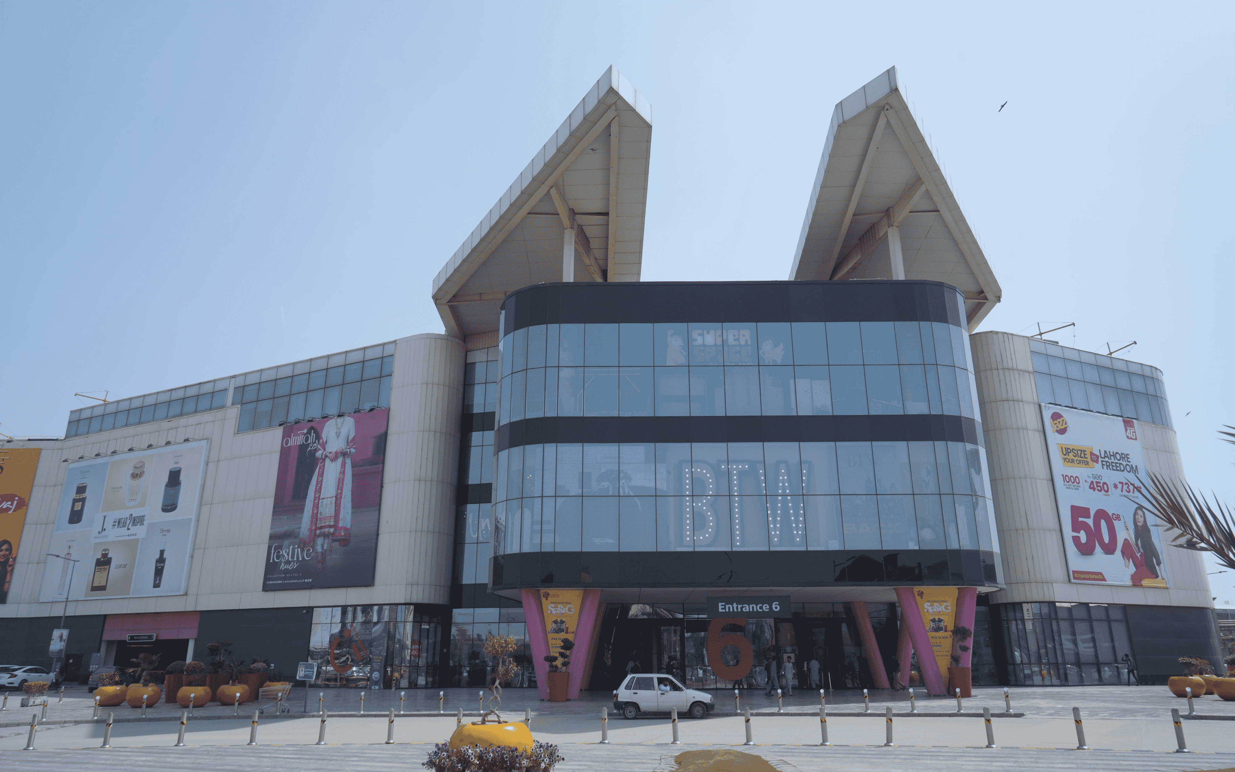 Exploring the Best Shopping Destinations in Packages Mall Lahore