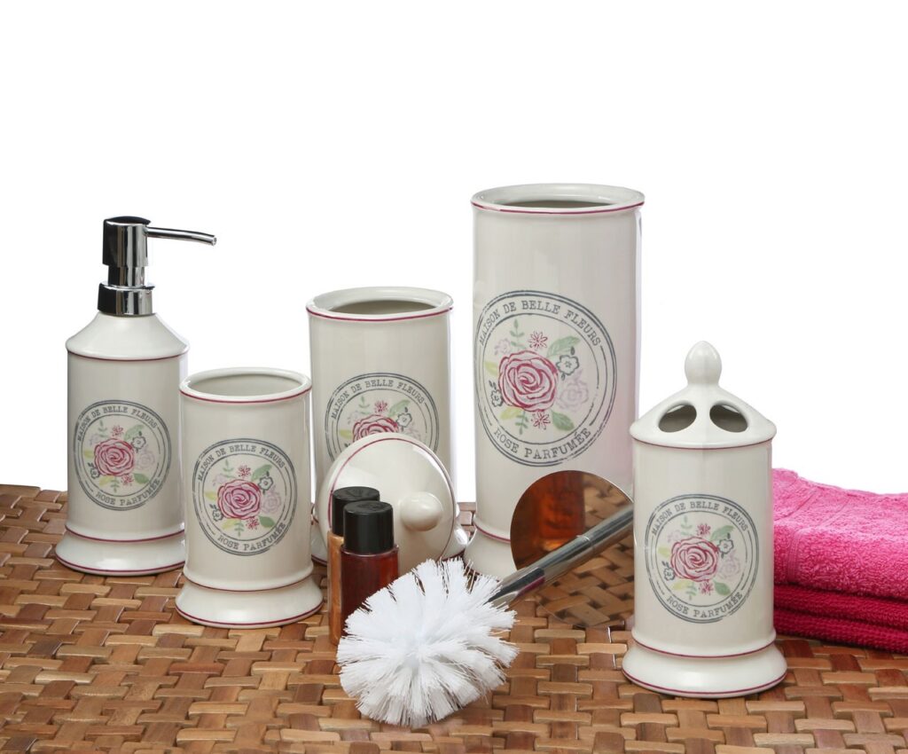 Bathroom accessories set